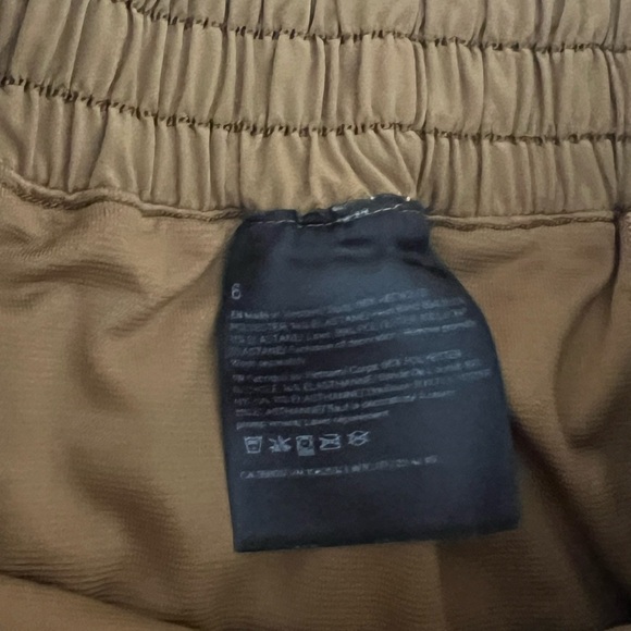 Lululemon bitty hot high rise shorts 4 inch inseam size 6 - Picture 2 of 3